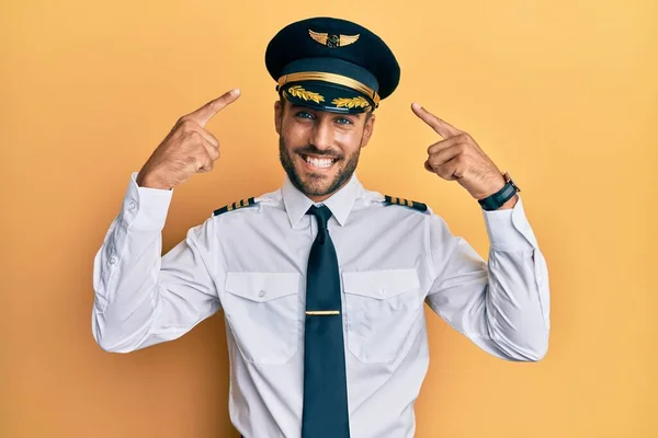 Knappe Latijns Amerikaanse Man Vliegtuig Piloot Uniform Glimlachend Wijzend Naar — Stockfoto