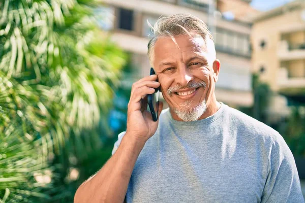 Homem Hispânico Cabelos Grisalhos Meia Idade Sorrindo Feliz Falando Smartphone — Fotografia de Stock