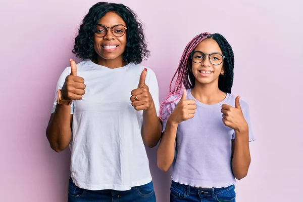 Schöne Afrikanisch Amerikanische Mutter Und Tochter Tragen Lässige Kleidung Und — Stockfoto