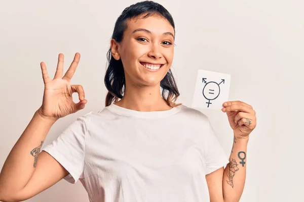 Νεαρή Γυναίκα Κρατώντας Τρανσέξουαλ Σύμβολο Υπενθύμιση Κάνει Υπογράψει Δάχτυλα Χαμογελώντας — Φωτογραφία Αρχείου