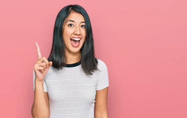 Mooie Aziatische Jonge Vrouw Draagt Casual Witte Shirt Wijzen Vinger — Stockfoto