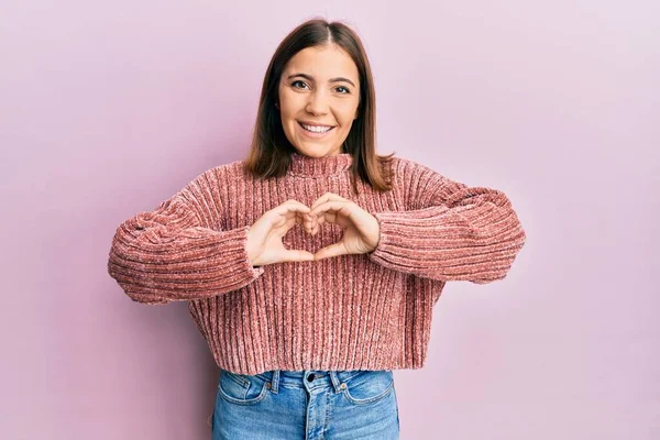 Joven Hermosa Mujer Con Ropa Casual Sonriendo Amor Haciendo Forma — Foto de Stock