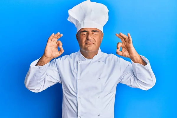 Maturo Uomo Del Medio Oriente Indossa Uniforme Cuoco Professionista Cappello — Foto Stock