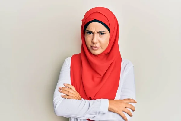 Młoda Piękna Latynoska Dziewczyna Nosząca Tradycyjny Islamski Szalik Hidżabski Sceptyczny — Zdjęcie stockowe