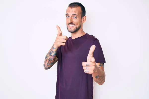 Fiatal Jóképű Férfi Tetoválással Alkalmi Ruhában Ujjal Mutogatva Kamerára Boldog — Stock Fotó