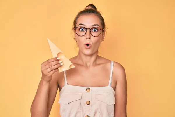 Hermosa Mujer Caucásica Sosteniendo Pedazo Queso Emmental Asustado Sorprendido Con — Foto de Stock