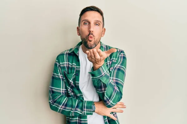 Beau Homme Avec Barbe Portant Des Vêtements Décontractés Regardant Caméra — Photo