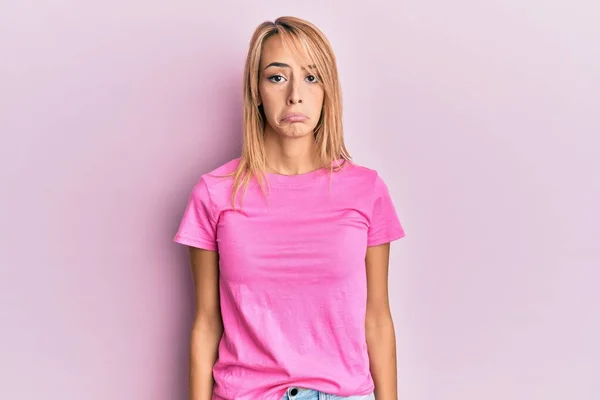 Vacker Blond Kvinna Bär Casual Rosa Tröja Deprimerad Och Oroa — Stockfoto