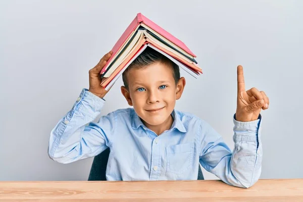 Adorable Niño Caucásico Sosteniendo Libro Cabeza Sonriendo Con Una Idea — Foto de Stock