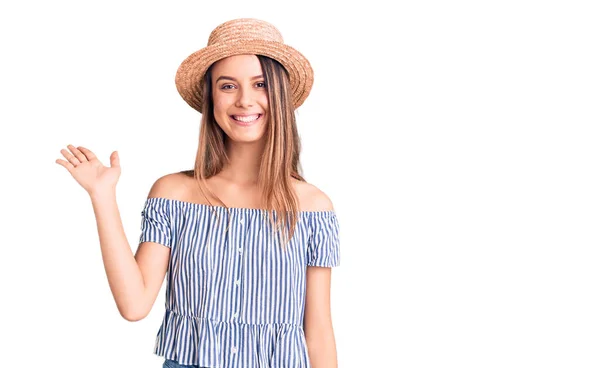 Joven Hermosa Chica Con Sombrero Camiseta Sonriente Alegre Presentando Señalando —  Fotos de Stock