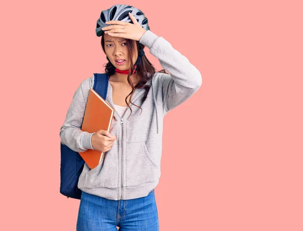 Νεαρή Όμορφη Κινέζα Κοπέλα Φορώντας Σακίδιο Μαθητή Και Κράνος Ποδηλάτου — Φωτογραφία Αρχείου