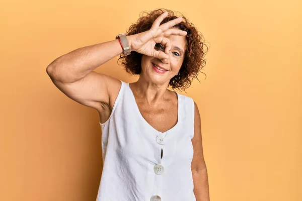 Güzel Orta Yaşlı Normal Giyinen Gülümseyen Mutlu Pençe Divan Duran — Stok fotoğraf