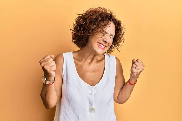 Hermosa Mujer Madura Mediana Edad Vistiendo Ropa Casual Muy Feliz — Foto de Stock