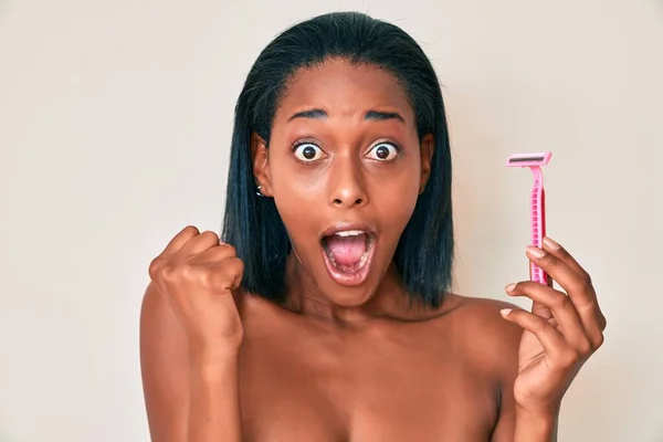 Jonge Afrikaans Amerikaanse Vrouw Topless Staande Scheermes Schreeuwen Trots Vieren — Stockfoto