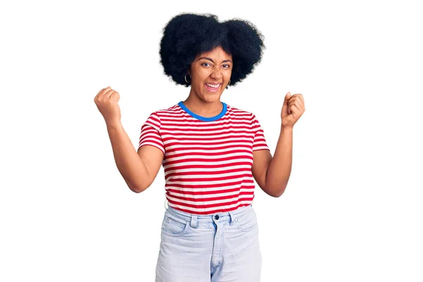 Ung Afrikansk Amerikansk Flicka Bär Casual Kläder Skriker Stolt Firar — Stockfoto