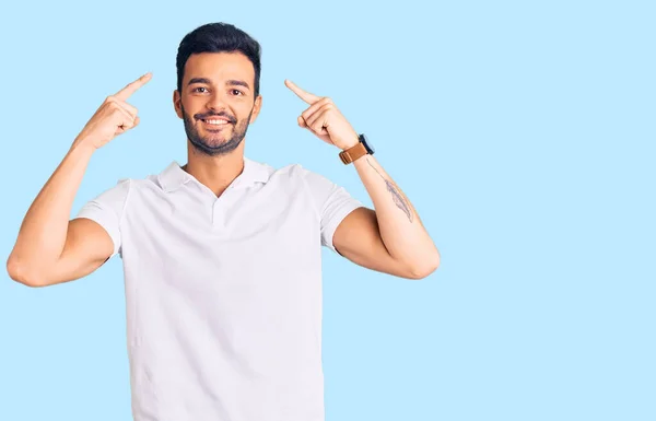 Young Handsome Hispanic Man Wearing Casual Clothes Smiling Pointing Head — Stock Photo, Image