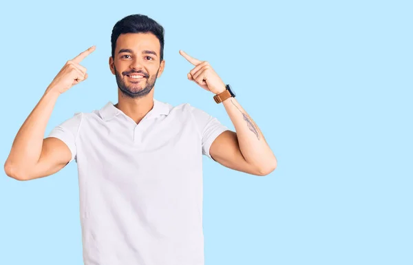 Homem Hispânico Bonito Jovem Vestindo Roupas Casuais Sorrindo Apontando Para — Fotografia de Stock