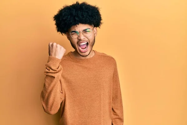 Ung Afrikansk Amerikansk Man Med Afro Hår Bär Casual Vinter — Stockfoto