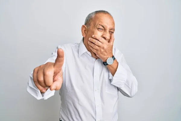 Schöner Älterer Mann Lässigem Weißem Hemd Der Dich Anlacht Mit — Stockfoto