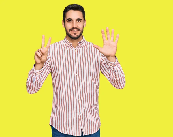 Genç Spanyol Adam Gömleği Giyer Yedinci Parmaklarını Göstererek Gülümserken Kendinden — Stok fotoğraf