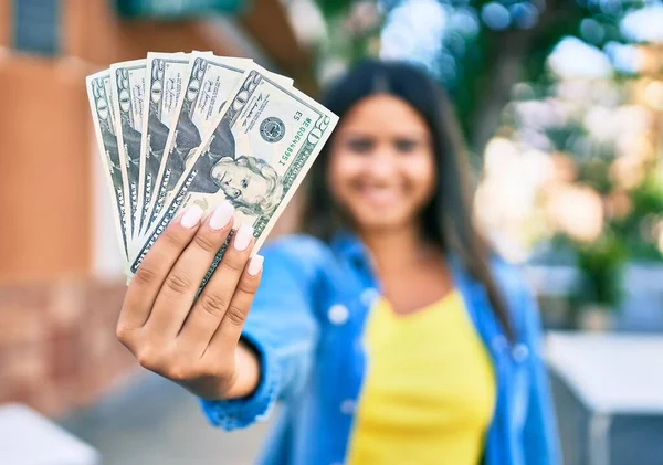 Joven Latina Sonriendo Feliz Sosteniendo Billetes Dólares Ciudad — Foto de Stock