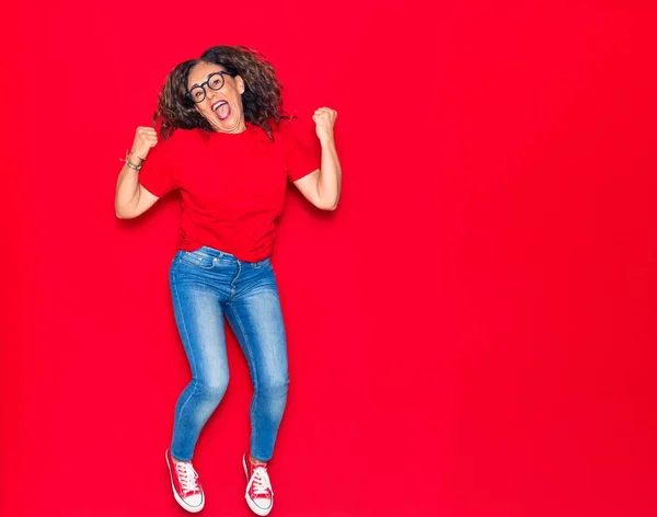 Medioevo Bella Donna Ispanica Indossa Abiti Casual Occhiali Sorridente Felice — Foto Stock