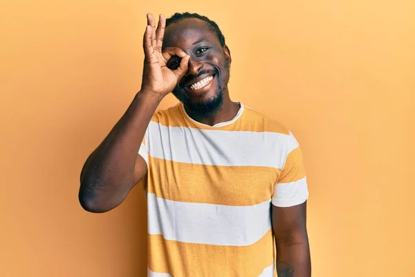 Bonito Jovem Negro Vestindo Casual Camiseta Amarela Sorrindo Feliz Fazendo — Fotografia de Stock