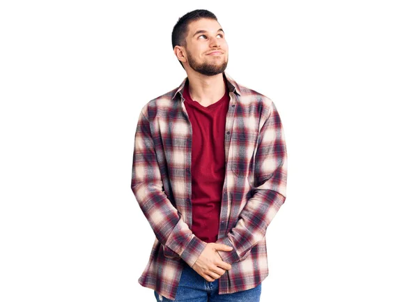 Jovem Homem Bonito Vestindo Camisa Casual Sorrindo Olhando Para Lado — Fotografia de Stock