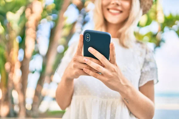 코카서스 관광객 소녀는 거리에서 스마트폰을 사용하여 행복하게 — 스톡 사진