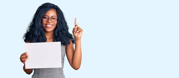 Vacker Afrikansk Amerikansk Kvinna Håller Tom Banner Överraskad Med Idé — Stockfoto