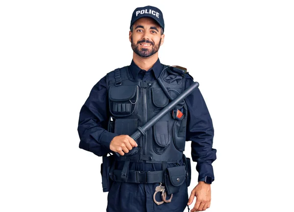 Mladý Hispánec Policejní Uniformě Drží Obušek Vypadá Pozitivně Šťastně Stojící — Stock fotografie