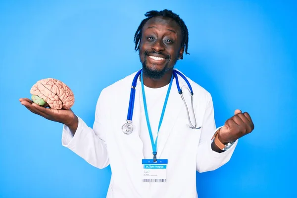 Jovem Afro Americano Com Tranças Vestindo Casaco Médico Segurando Cérebro — Fotografia de Stock