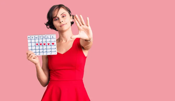 Mooie Jonge Vrouw Met Kort Haar Houden Hart Kalender Met — Stockfoto