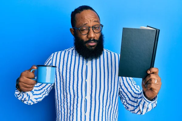 Ung Afrikansk Amerikansk Man Läser Bok Och Dricker Kopp Kaffe — Stockfoto