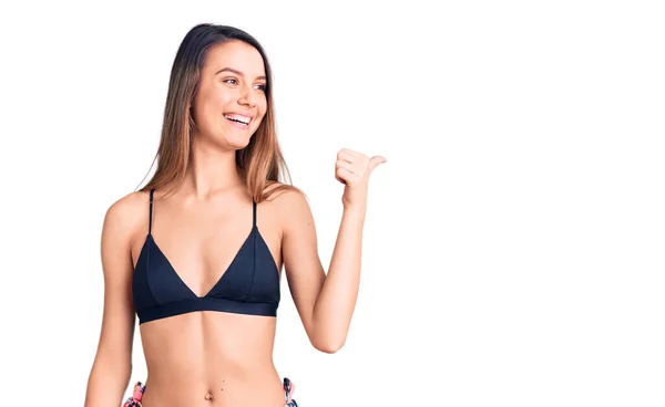 Joven Hermosa Chica Con Bikini Sonriendo Con Cara Feliz Mirando —  Fotos de Stock
