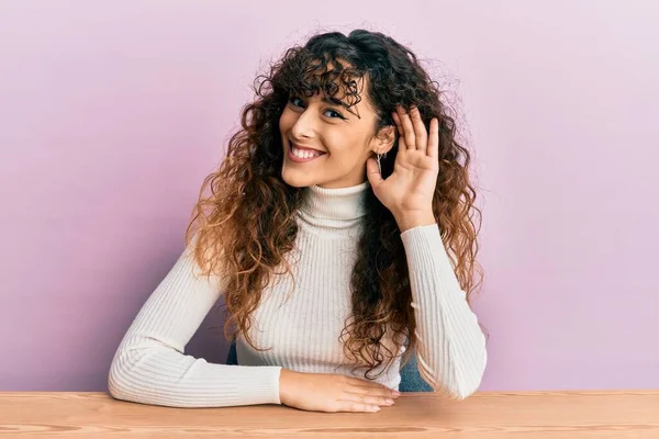 Jong Latijns Amerikaans Meisje Met Casual Kleren Tafel Lachend Met — Stockfoto