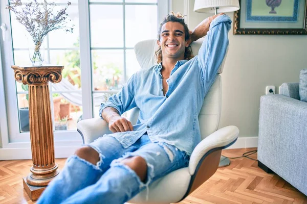 Jovem Hispânico Sorrindo Feliz Sentado Sofá Casa — Fotografia de Stock