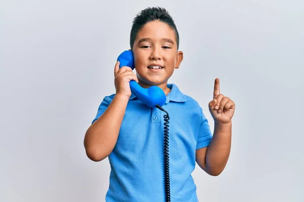 Menino Hispânico Falando Através Telefone Vintage Sorrindo Com Uma Ideia — Fotografia de Stock