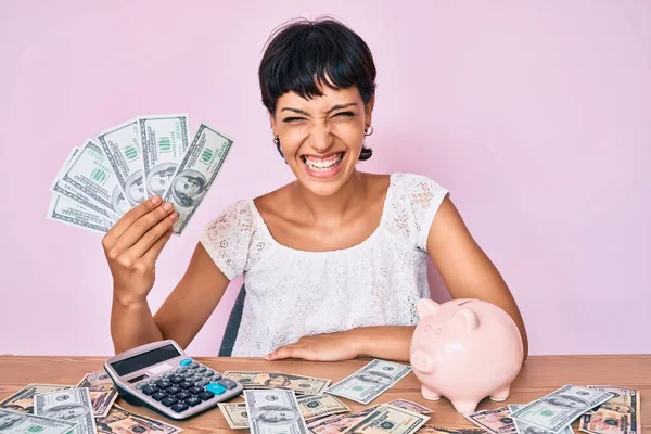 美しいブルネットの女性保持ドル計算貯蓄笑顔と笑いハードアウト大声でので面白いクレイジー冗談 — ストック写真