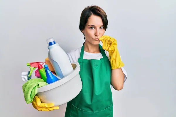 Ung Brunett Kvinna Med Kort Hår Bär Förkläde Hålla Rengöringsmedel — Stockfoto