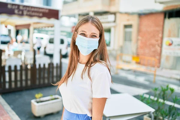 Jovem Caucasiana Vestindo Coronavírus Proteção Máscara Médica Andando Cidade — Fotografia de Stock