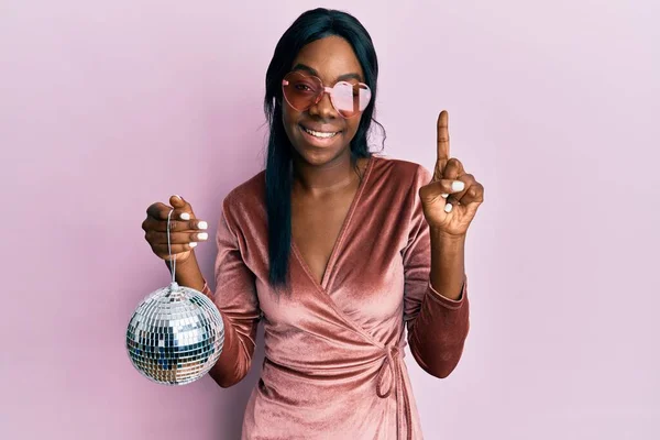 Junge Afrikanisch Amerikanische Frau Sexy Partykleid Mit Discokugel Lächelnd Mit — Stockfoto