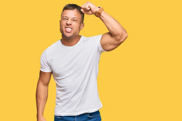 Hombre Musculoso Guapo Vistiendo Camiseta Blanca Casual Enojado Loco Levantando — Foto de Stock