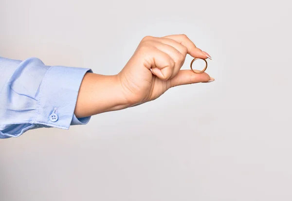 Mano Mujer Joven Caucásica Sosteniendo Anillo Matrimonio Dorado Sobre Fondo —  Fotos de Stock