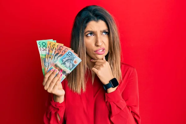 Belle Femme Brune Tenant Des Dollars Australiens Pensant Inquiet Une — Photo