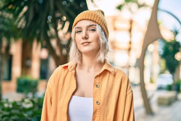 Jovem Loira Sorrindo Feliz Cidade — Fotografia de Stock