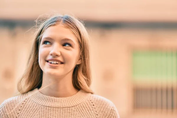 Bela Adolescente Caucasiano Sorrindo Feliz Cidade — Fotografia de Stock