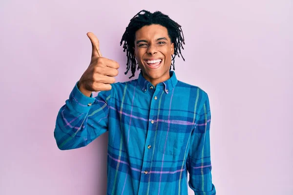 Joven Afroamericano Hombre Vistiendo Ropa Casual Sonriendo Feliz Positivo Pulgar —  Fotos de Stock