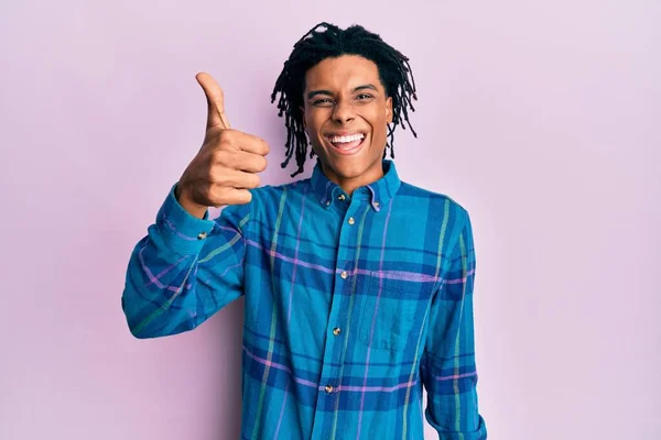 Giovane Uomo Afroamericano Indossa Abiti Casual Sorridente Felice Positivo Pollice — Foto Stock