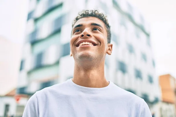 Joven Latino Sonriendo Feliz Caminando Por Ciudad —  Fotos de Stock